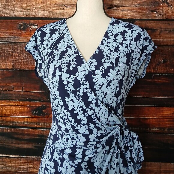 Maggy London Wrap Dress Size 6 Blue Floral Tie Waist Cap Sleeve Stretch - Picture 3 of 9